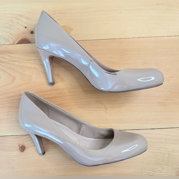 Clark’s Carlita Cove Sand Almond Toe Business Wedding Somerset Collection Heels - Picture 2 of 8